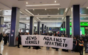 يهود تورونتو يتظاهرون في أكبر محطة مواصلات والسبب